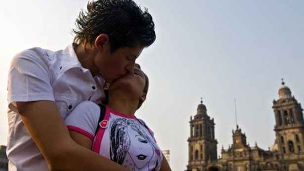 http://freedomwat.ch/wp-content/uploads/2012/08/Mexican-couple-kissing-via-AFP.jpg