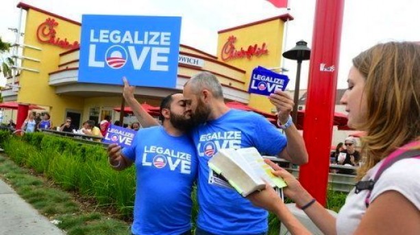 http://freedomwat.ch/wp-content/uploads/2012/09/A-couple-kiss-in-front-of-a-Chick-fil-A-fast-food-restaurant-in-Hollywood-as-a-Christian-activist-reads-passages-from-the-Bible-on-August-3-in-Hollywood-California-via-AFP-e13440803882841.jpg