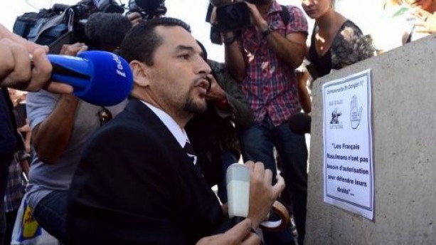 http://freedomwat.ch/wp-content/uploads/2012/09/Omar-Djellil-is-surrounded-by-journalists-as-he-demonstrates-alone-in-Marseille-France-on-September-22-against-a-French-magazine-that-published-cartoons-mocking-the-Prophet-Mohammed-via-AFP-e13483350176221.jpg