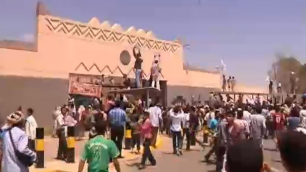http://freedomwat.ch/wp-content/uploads/2012/09/Screencap-of-Yemeni-rioters-615x3451.png