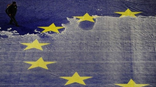 http://freedomwat.ch/wp-content/uploads/2012/11/A-man-cleans-a-snow-covered-EU-flag-in-Madrid.-AFP1.jpe