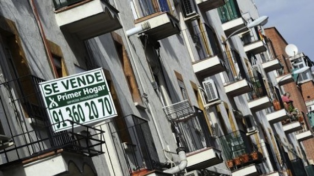http://freedomwat.ch/wp-content/uploads/2012/11/A-real-estate-sign-in-seen-on-a-balcony-in-Madrid-in-2010.-AFP1.jpg