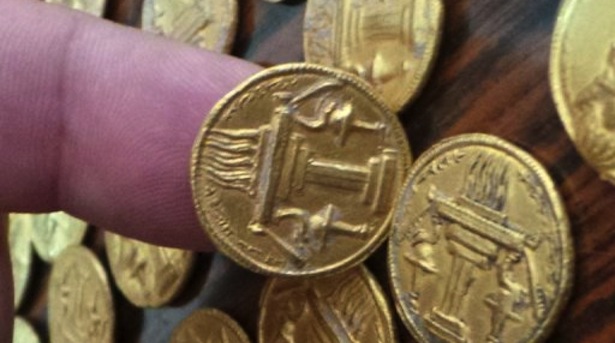 http://freedomwat.ch/wp-content/uploads/2013/01/Gold-coins-excavated-in-Wasit-province-south-of-Baghdad-are-displayed-on-Monday.-AFP2.jpg
